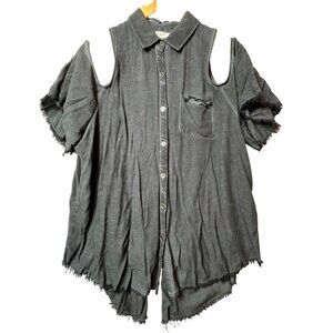 Umgee Womens L Cold Shoulder Frayed Hem Button-Down Top In Charcoal Gray